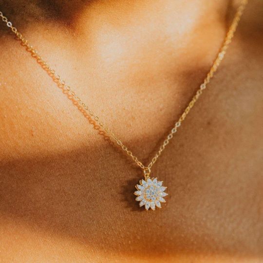 Collar Giratorio de Girasol, un Movimiento de Amor y Serenidad
